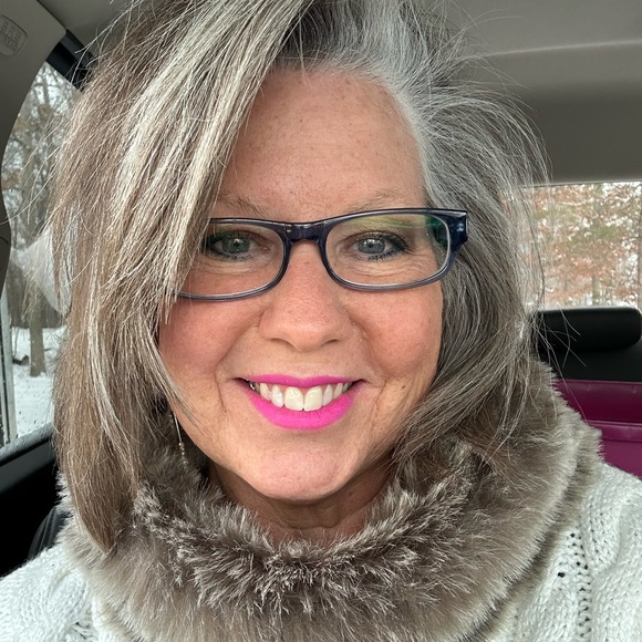 Meet your Posher, Tracy - Picture 2 of 2